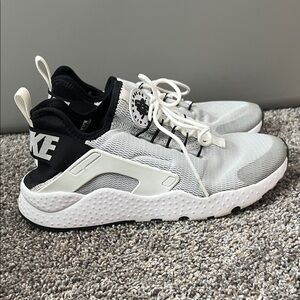 Nike Air Huarache. Great condition. Womens size 10.